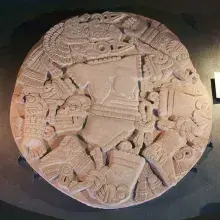 Escultura de Coyolxauhqui desmembrada a los pies del templo mayor