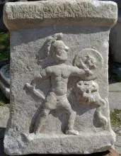 Altar en marmol de Bargasos hijo de Hércules