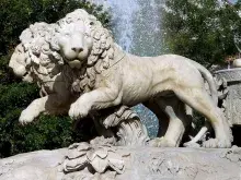 Hipómenes y Atalanta convertidos en leones en la fuente de Cibeles en Madrid