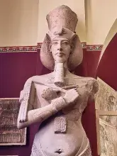 Escultura del faraón Akenatón en el Museo Egipcio de El Cairo