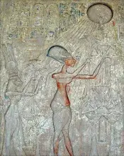 Relieve del dios Atón ofreciendo sus rayos al faraón Akenatón