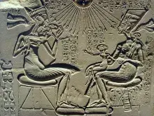 Relieve de época amarniense que muestra al dios Atón ofreciendo sus rayos a Akenatón, Nefertiti y sus hijas