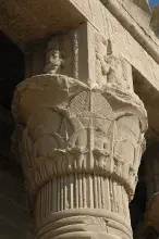 Capitel de Dendera con escultura del dios egipcio Bes