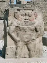Estela del dios Bes en Dendera