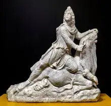 Escultura de Mitra hallada en Cabra