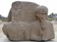 Escultura del dios Ptah con el faraón Ramsés II