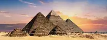 El dios Ra sobre las pirámides de Egipto