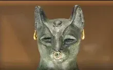 Escultura de la diosa Bastet, la diosa gata de la mitología egipcia