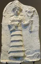 Relieve de la diosa Isthar conservado en el Louvre