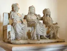Escultura de la Tríada Capitolina: Júpiter, Juno y Minerva