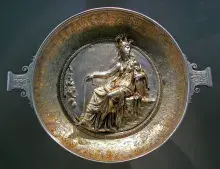 La diosa Minerva en una pátera de metal de época imperial