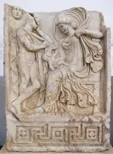 Relieve de Afrodisias que muestra a Venus con un niño, probablemente Eneas