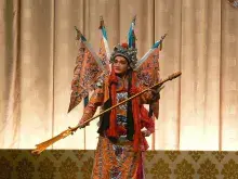 Un actor de teatro chino interpretando a Erlang Shen