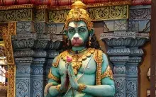 Hanuman, el dios mono hindú de la fuerza en una escultura