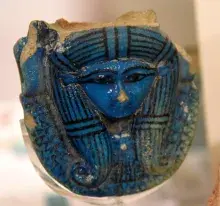 Mango de un sistro adornado con la cabeza de Hathor