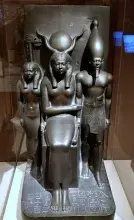 Hathor protegiendo a la familia real de Micerinos de la IV Dinastía