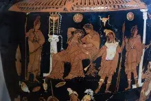 Héleno ante las mujeres troyanas en una cerámica de figuras rojas