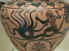 Cerámica griega con representación de la Hidra de Lerna y Heracles