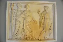 Las tres diosas del Juicio de Paris en un relieve del Aquileon de Corfú