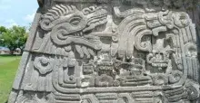 El dios maya Kukulkán en un relieve