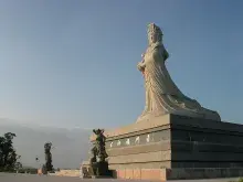 Escultura colosal de Mazu, diosa china del mar