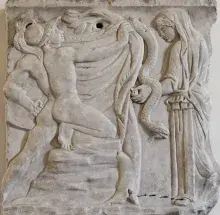 Relieve de un sarcófago romano que muestra a Jasón y Medea luchando contra el dragón