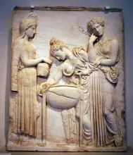 Medea y las hijas de Pelias en un relieve del siglo V a.C.