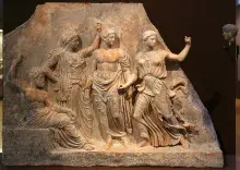 Relieve de Leto con Zeus y sus hijos conservado en el Museo de Braurón