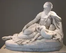 Escultura de Leto con Apolo y Artemisa, por Richart