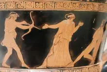 Leto y Apolo en una cerámica de figuras rojas