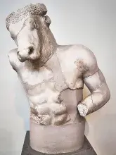 La leyenda del minotauro de Creta en una escultura arcaica