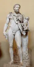 Heracles con su hijo Télefo en una escultura conservada en el Louvre