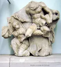 Relieve del altar de Pérgamo que muestra a Télefo amenazando al pequeño Orestes