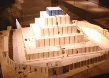 Maqueta del zigurat de Chogha Zanbil, un modelo que pudo inspirar la Torre de Babel
