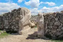 Mitología hitita: puerta de las esfinges en Hattusa