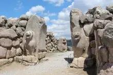 Mitología hitita: puerta de los leones en Hattusa