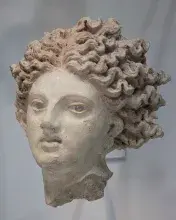 Cabeza de terracota de la diosa etrusca Catha