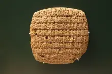 Mitología sumeria: tablilla sumeria con escritura cuneiforme