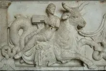 Relieve de una nereida montando un toro marino