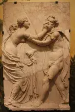 Relieve romano con una ninfa y un sátiro