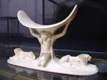 Escultura del dios Shu sosteniendo a la diosa Nut, el cielo