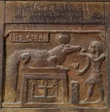 Relieve de un hombre adorando al dios Sobek