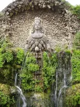 Escultura de la Artemisa de Éfeso convertida en fuente en los jardines de Tívoli 