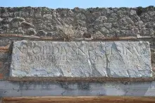 Inscripción sobre la reconstrucción del Templo de Isis en Pompeya